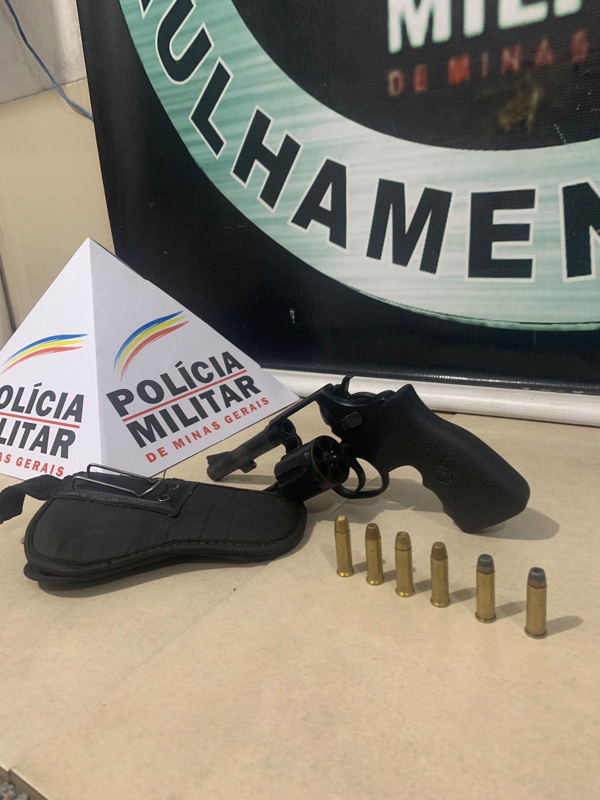 Homem é preso com arma de fogo e munições em Viçosa