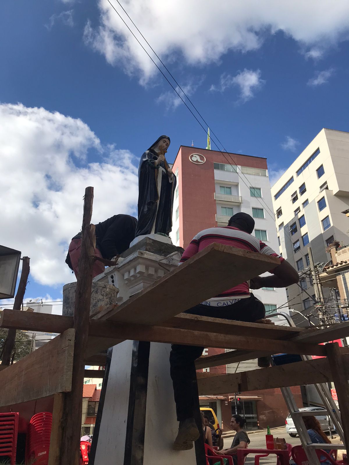 Com chegada da imagem, canteiro e pedestal de Santa Rita são reformados