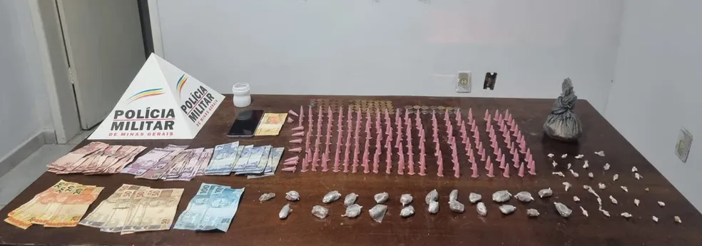 Adolescente é apreendido com mais de 200 pinos de cocaína em Rodeiro