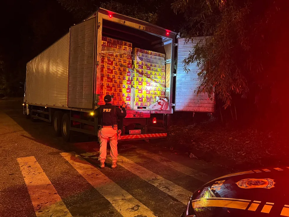 Mais de 100 mil latas de cerveja e 500 caixas de sabão em pó são apreendidas pela PRF