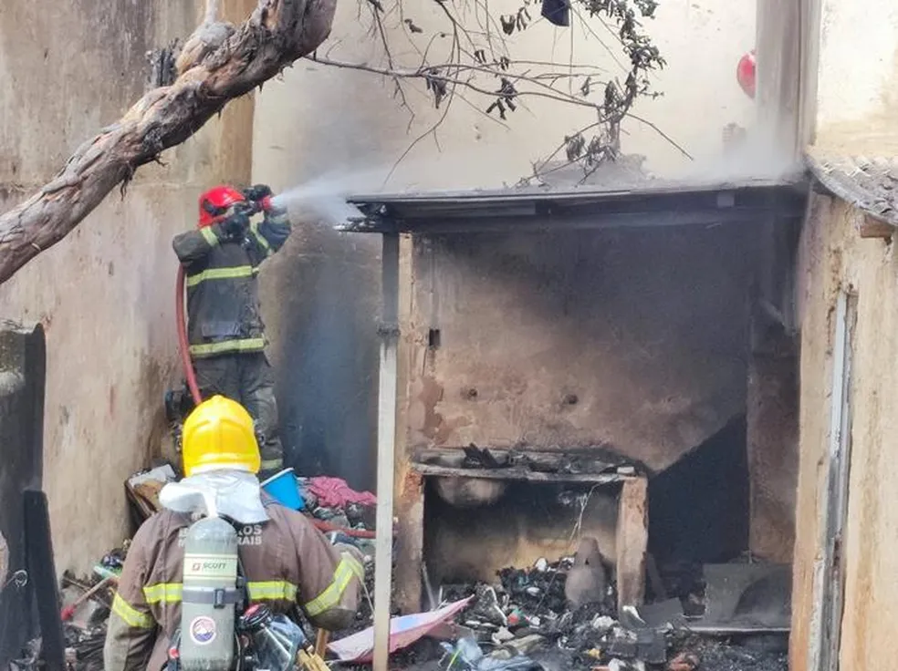 Região: incêndio começa em materiais recicláveis e atinge área e casa