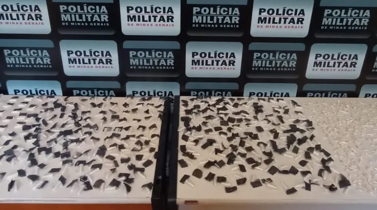 Homem e mulher são presos com mais de 850 porções de drogas