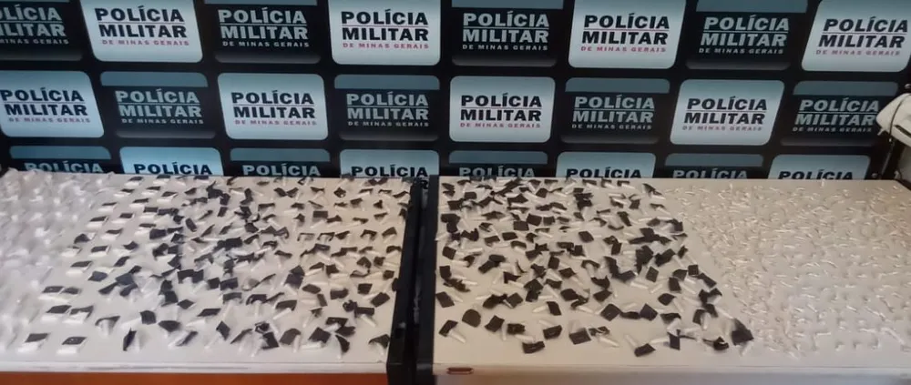 Homem e mulher são presos com mais de 850 porções de drogas