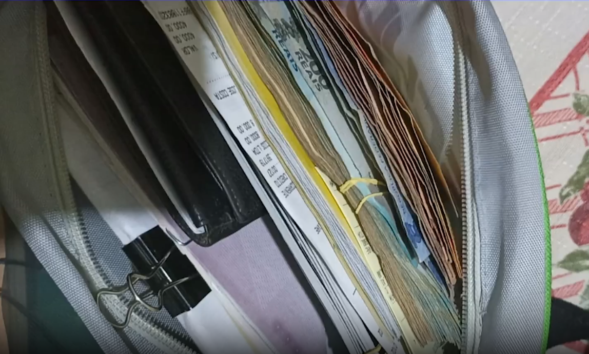 Casal encontra mochila com meio milhão de reais e devolve ao dono