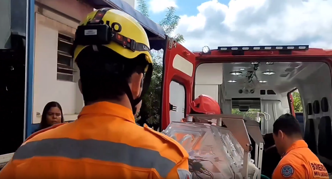 Bombeiros transportam bebê de 6 dias de Ponte Nova para Uberlândia; Veja vídeo