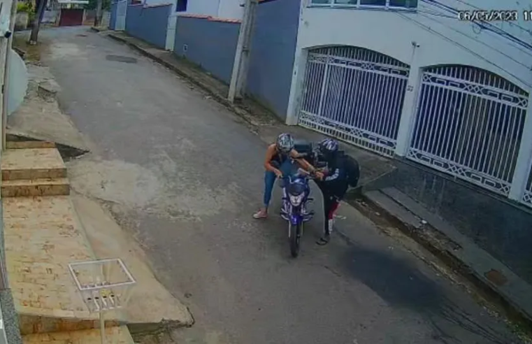 Câmera flagra momento em que mulher é assaltada em Rio Pomba; Veja vídeo