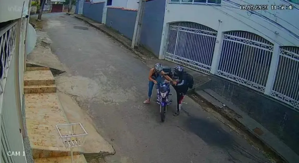 Câmera flagra momento em que mulher é assaltada em Rio Pomba; Veja vídeo