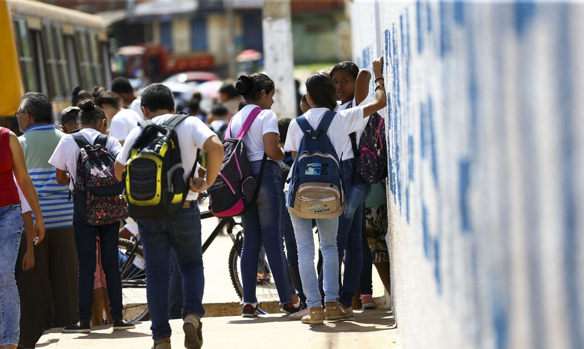 Governo lança programa que deve ampliar escolas integrais para mais de 1 milhão de estudantes