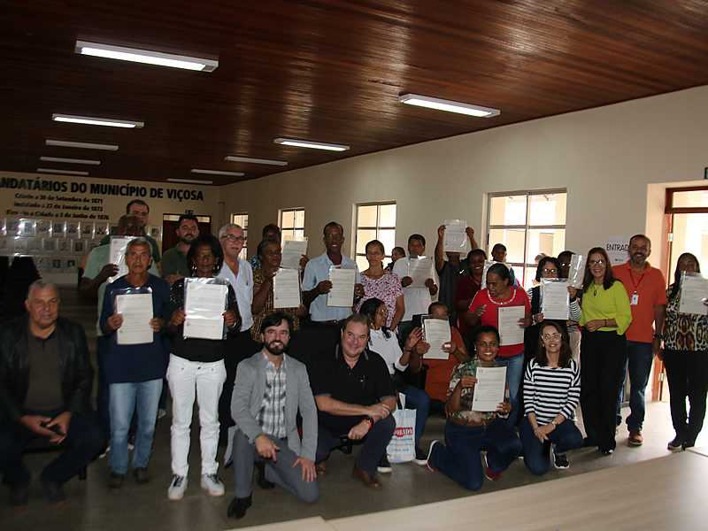 Títulos de regularização são entregues a proprietários de comunidades rurais