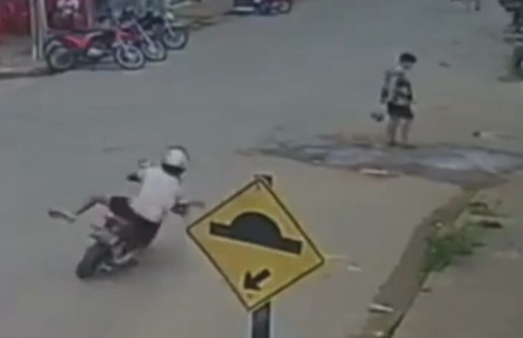 Ubá: Moto em alta velocidade atinge mulher que atravessava a rua; Veja o vídeo