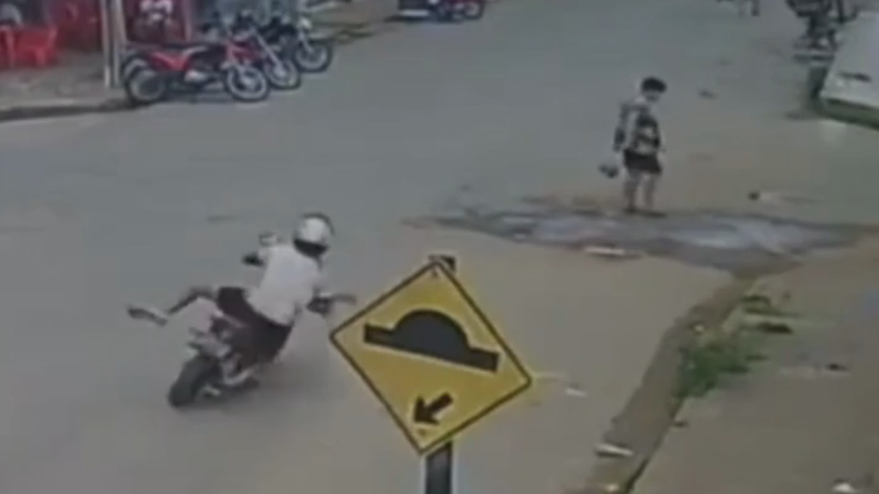 Ubá: Moto em alta velocidade atinge mulher que atravessava a rua; Veja o vídeo