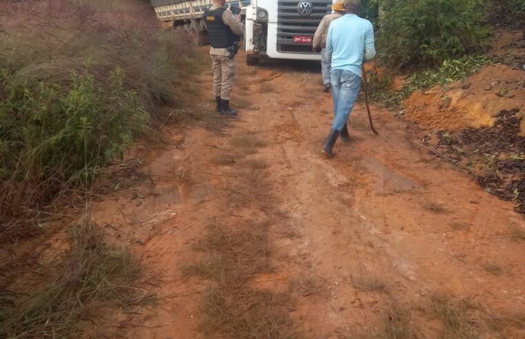 PM localiza carreta com carga de feijão roubada
