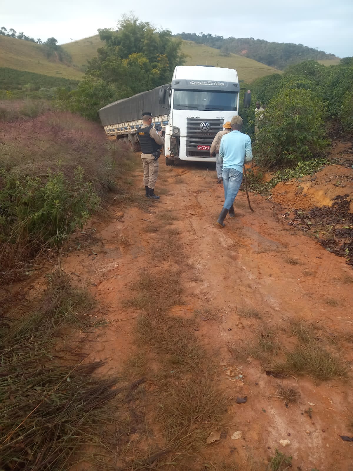 PM localiza carreta com carga de feijão roubada