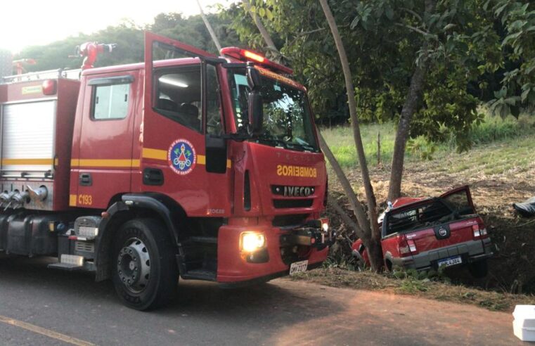 Homem fica ferido ao colidir carro em árvore em Canaã