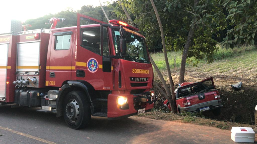 Homem fica ferido ao colidir carro em árvore em Canaã
