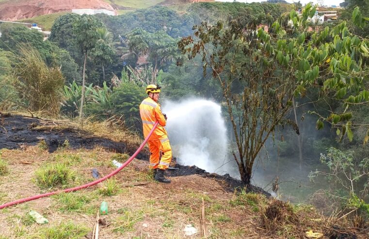 Teixeiras: Homem coloca fogo em lote vago e ameaça vizinho
