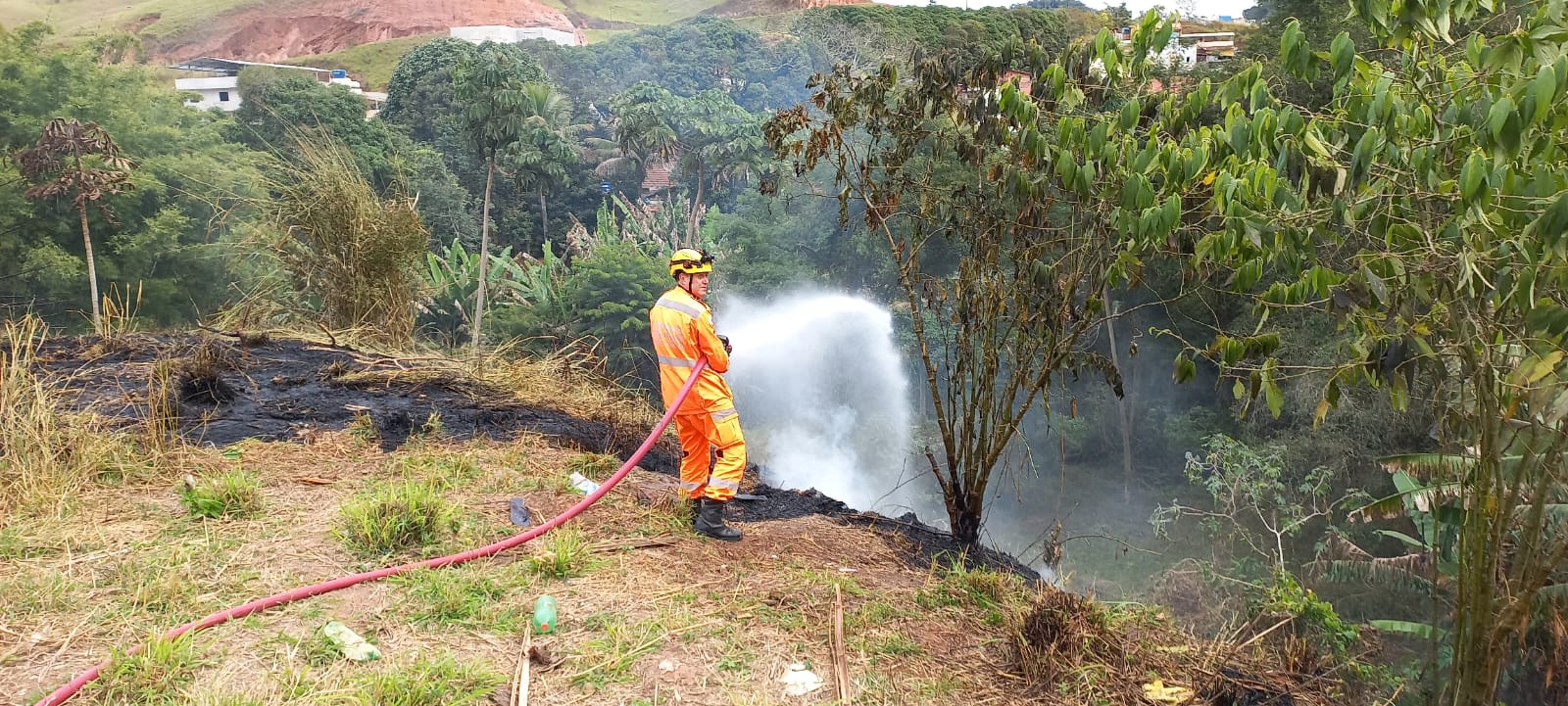 Teixeiras: Homem coloca fogo em lote vago e ameaça vizinho