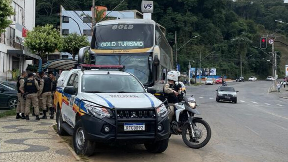 Denúncia anônima motiva abordagem policial a ônibus de turismo em Viçosa
