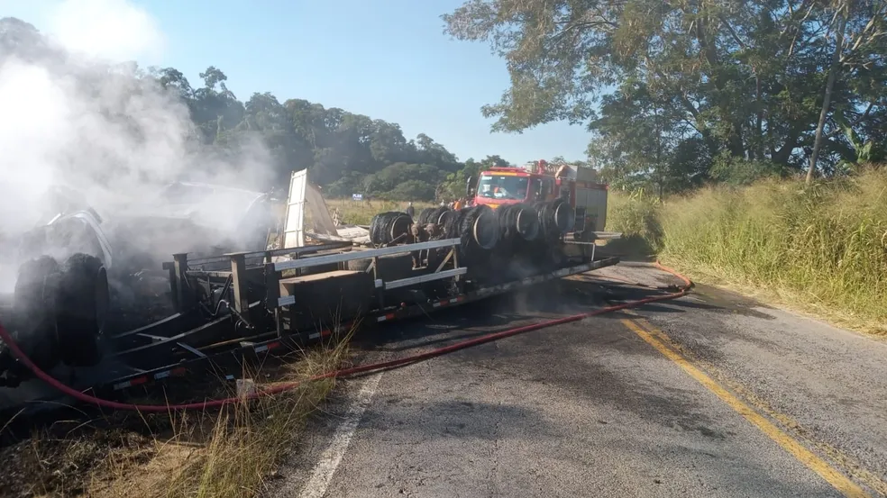 MG-133 fica interditada após carreta tombar na rodovia