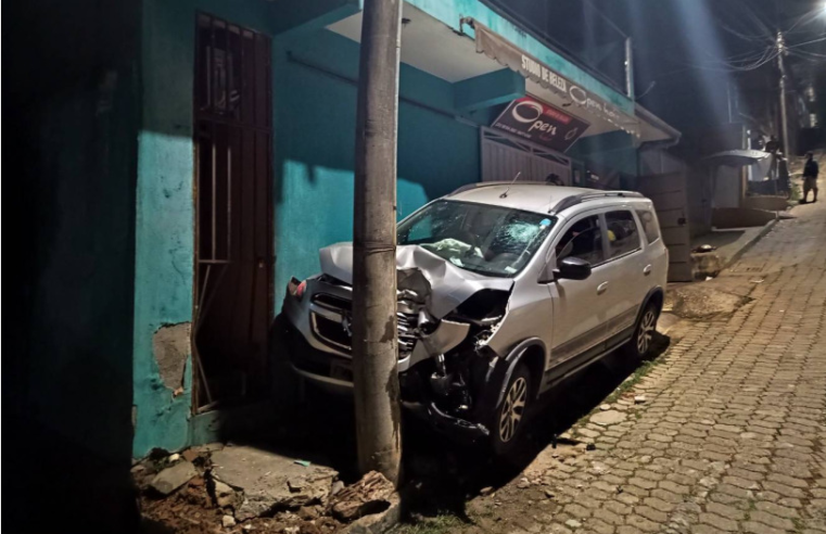 Motorista embriagado perde controle, atinge poste e causa danos