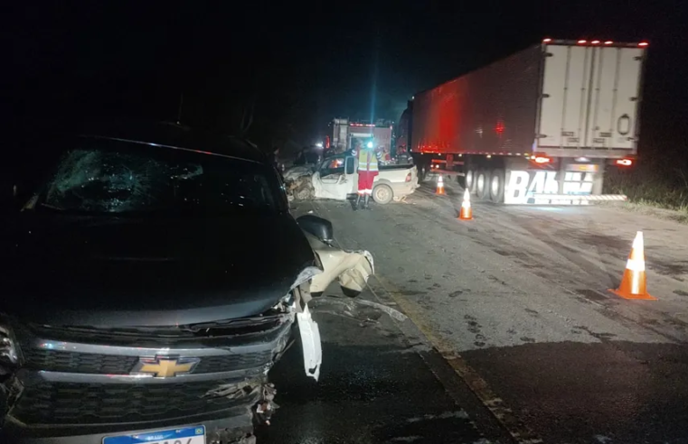 Idoso morre em acidente entre duas caminhonetes na BR-116