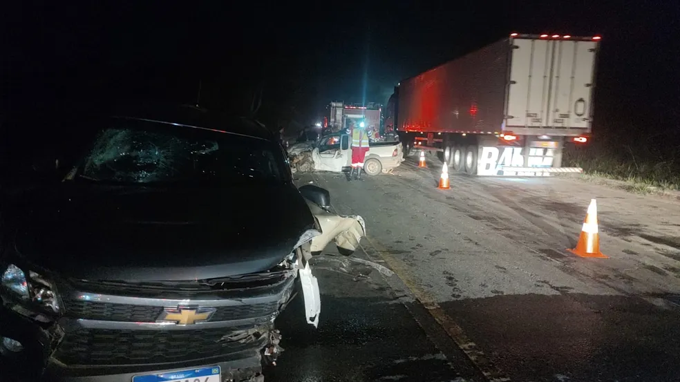 Idoso morre em acidente entre duas caminhonetes na BR-116