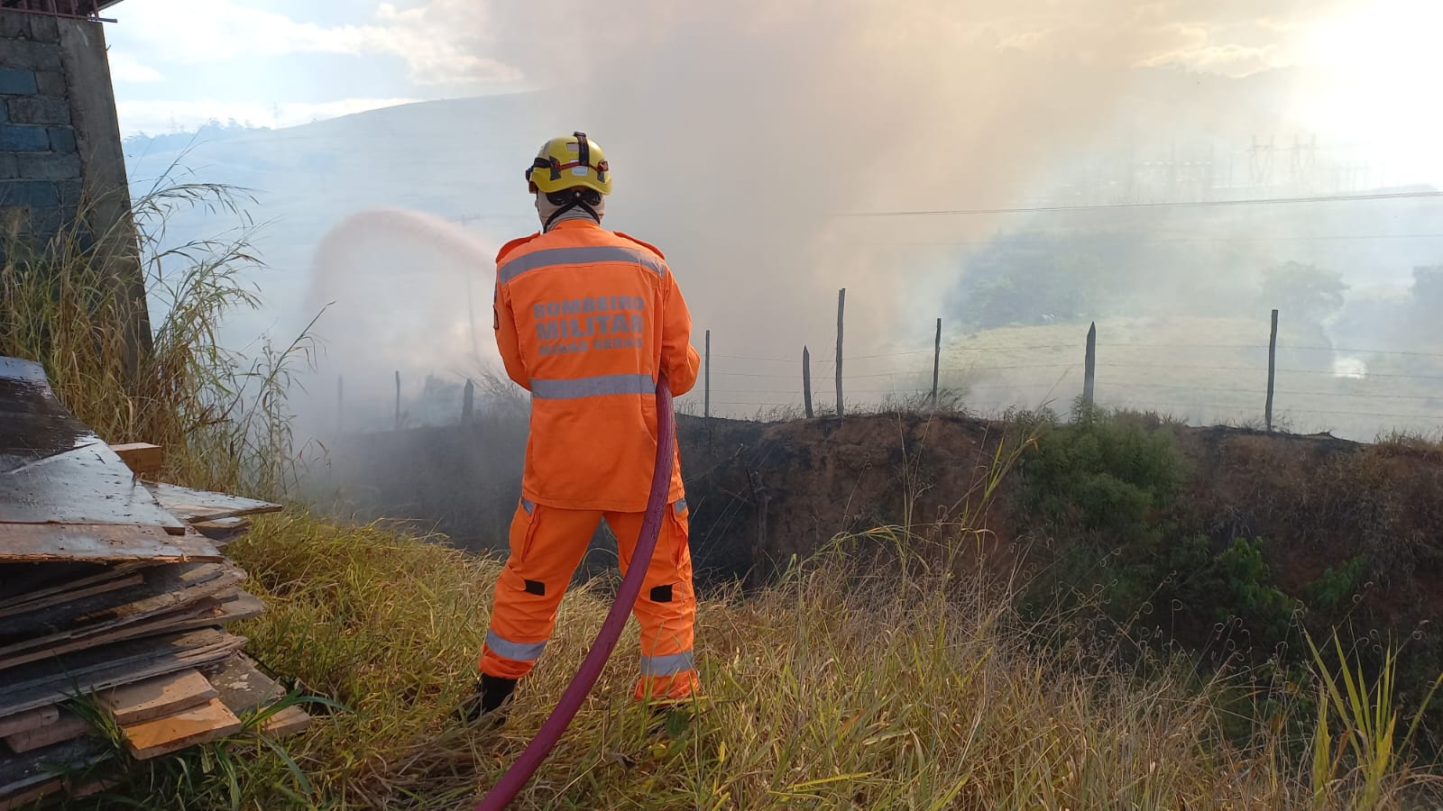 Bombeiros combate incêndio em área urbana de Viçosa
