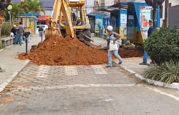 Rompimento de adutora interdita via de acesso de ônibus na Praça do Rosário