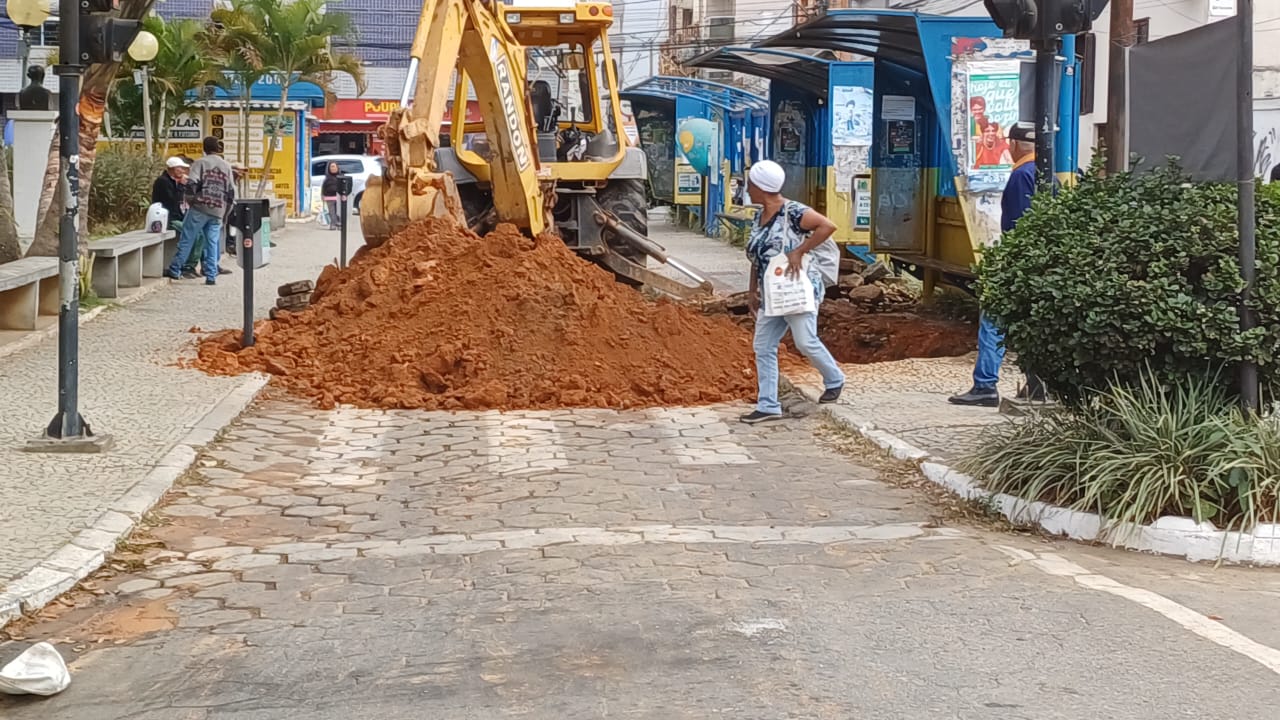 Rompimento de adutora interdita via de acesso de ônibus na Praça do Rosário