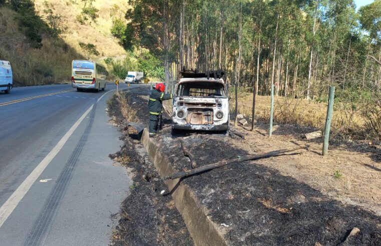 Bombeiros de Viçosa combatem incêndio em veículo na Serra de São Geraldo