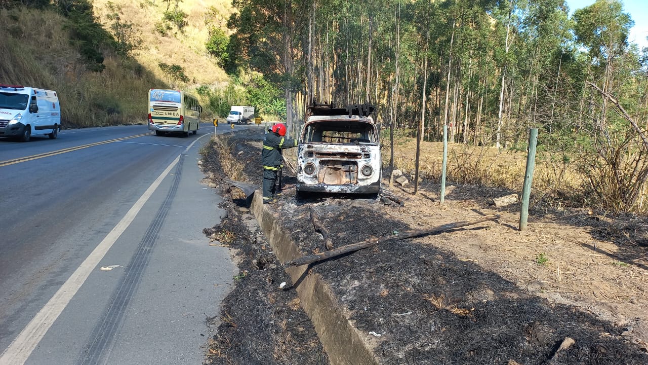 Bombeiros de Viçosa combatem incêndio em veículo na Serra de São Geraldo