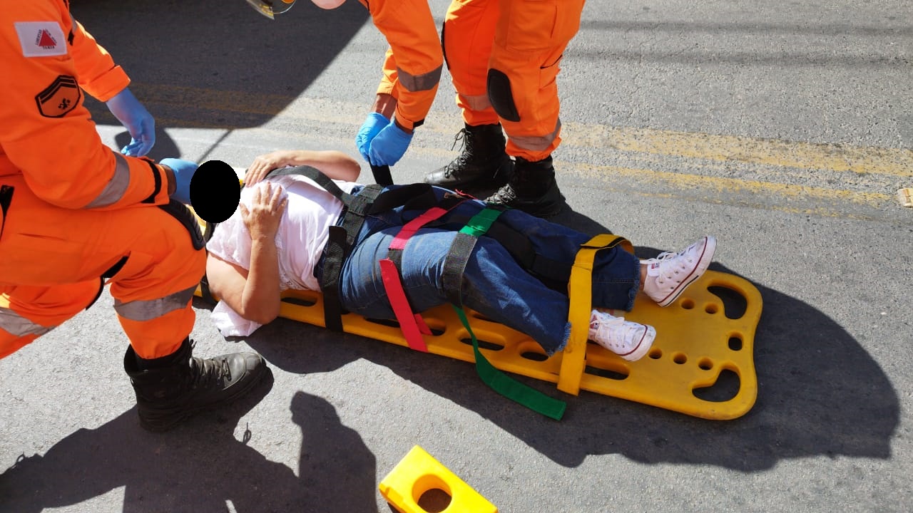 Mulher é atropelada na Av. Joaquim Lopes de Faria, em Viçosa