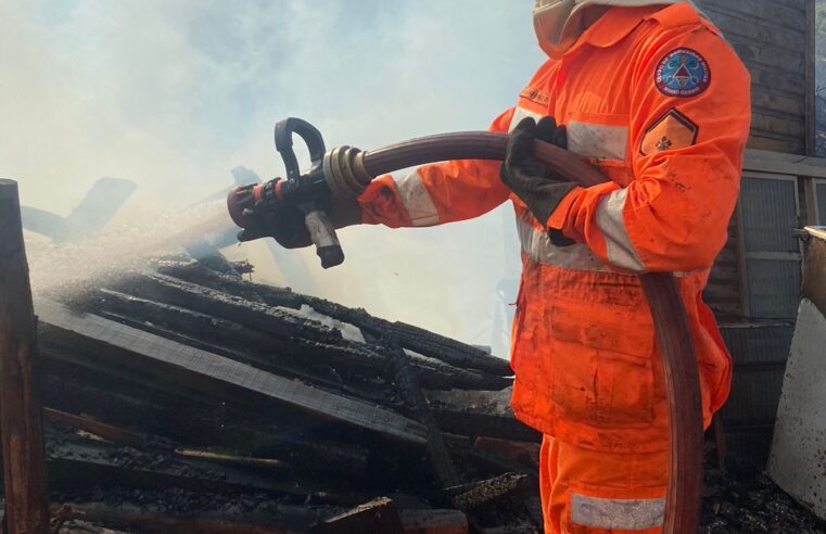 Corpo de Bombeiros combate incêndio próximo a residência em Viçosa