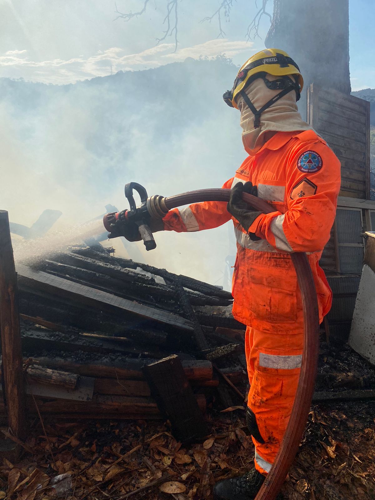 Corpo de Bombeiros combate incêndio próximo a residência em Viçosa