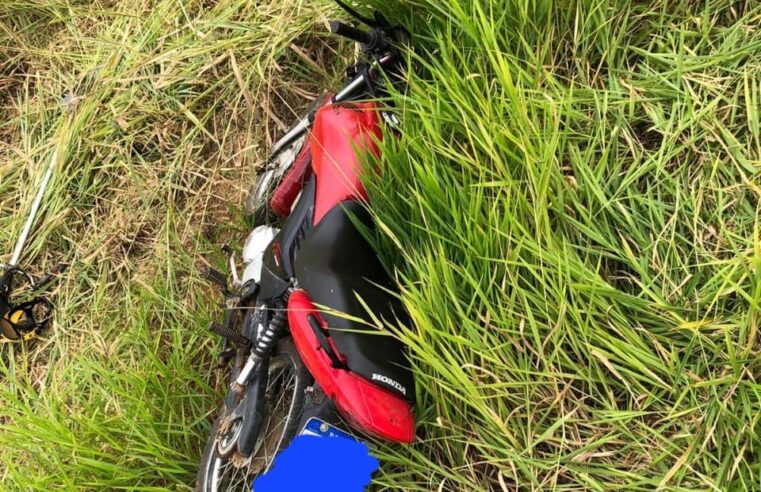 Motocicleta furtada é encontrada abandonada em terreno