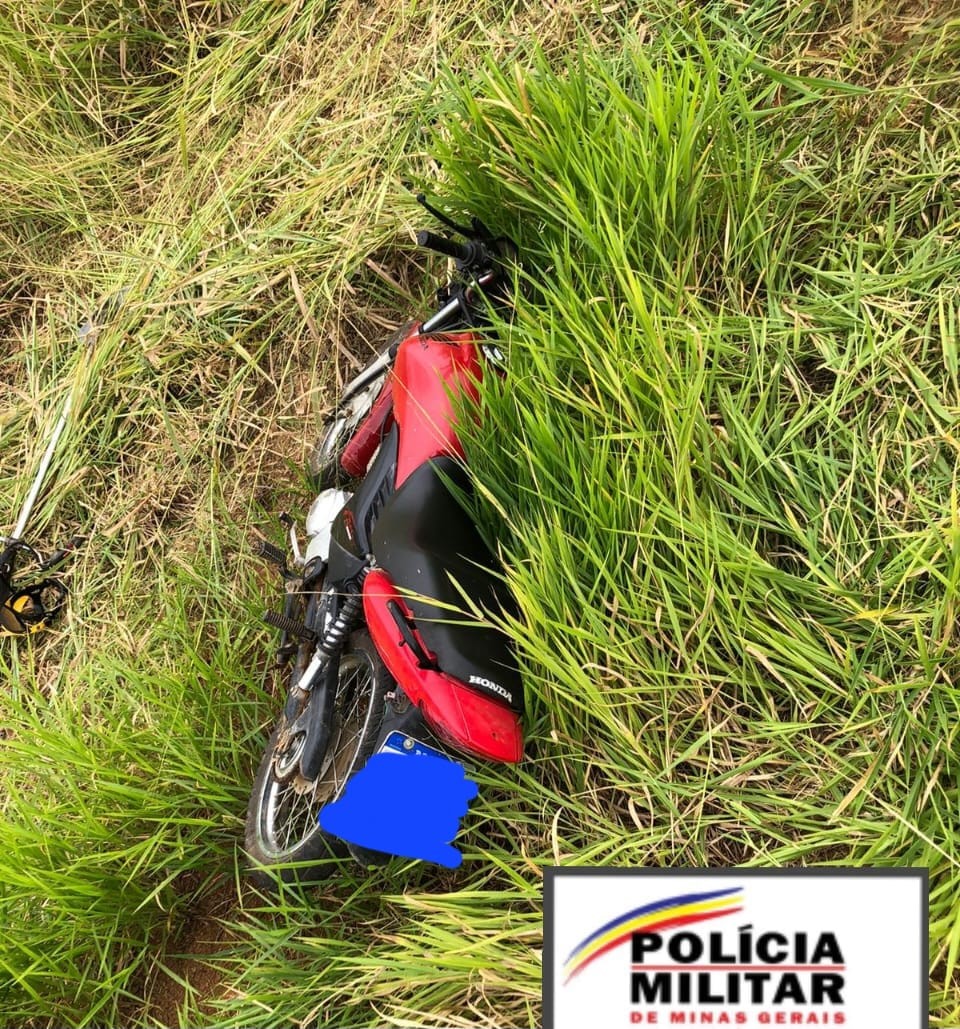 Motocicleta furtada é encontrada abandonada em terreno