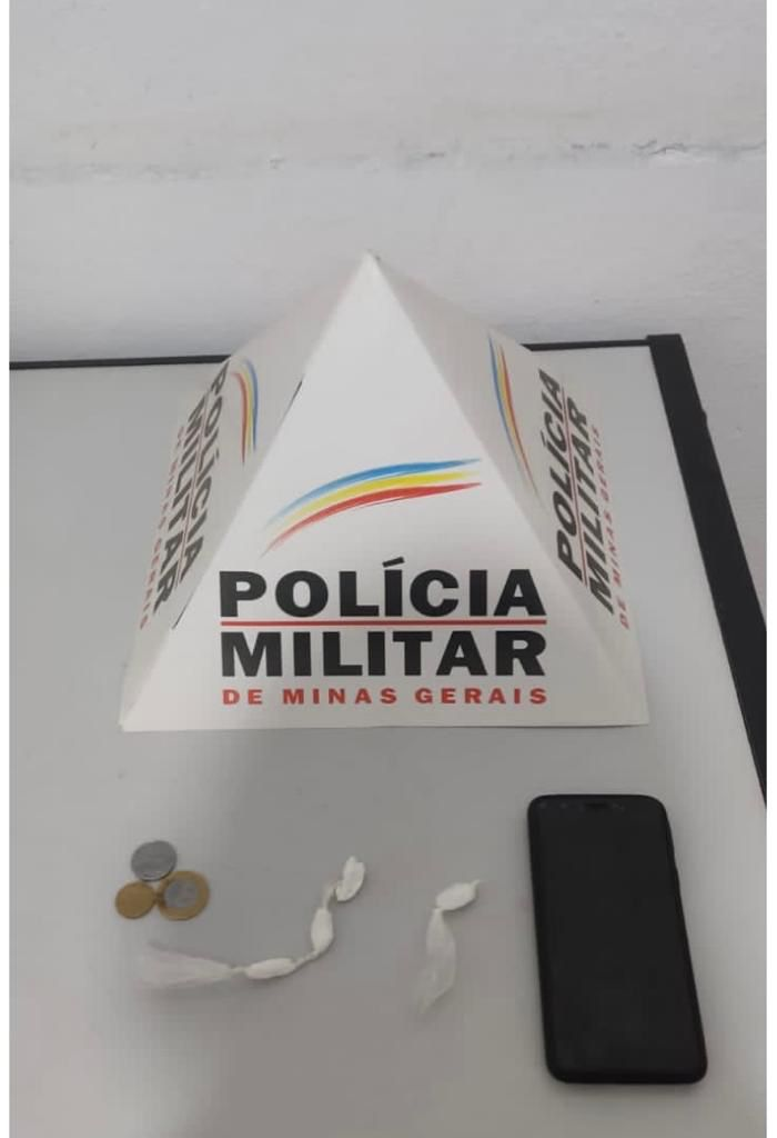 Araponga: PM apreende droga e recaptura foragido