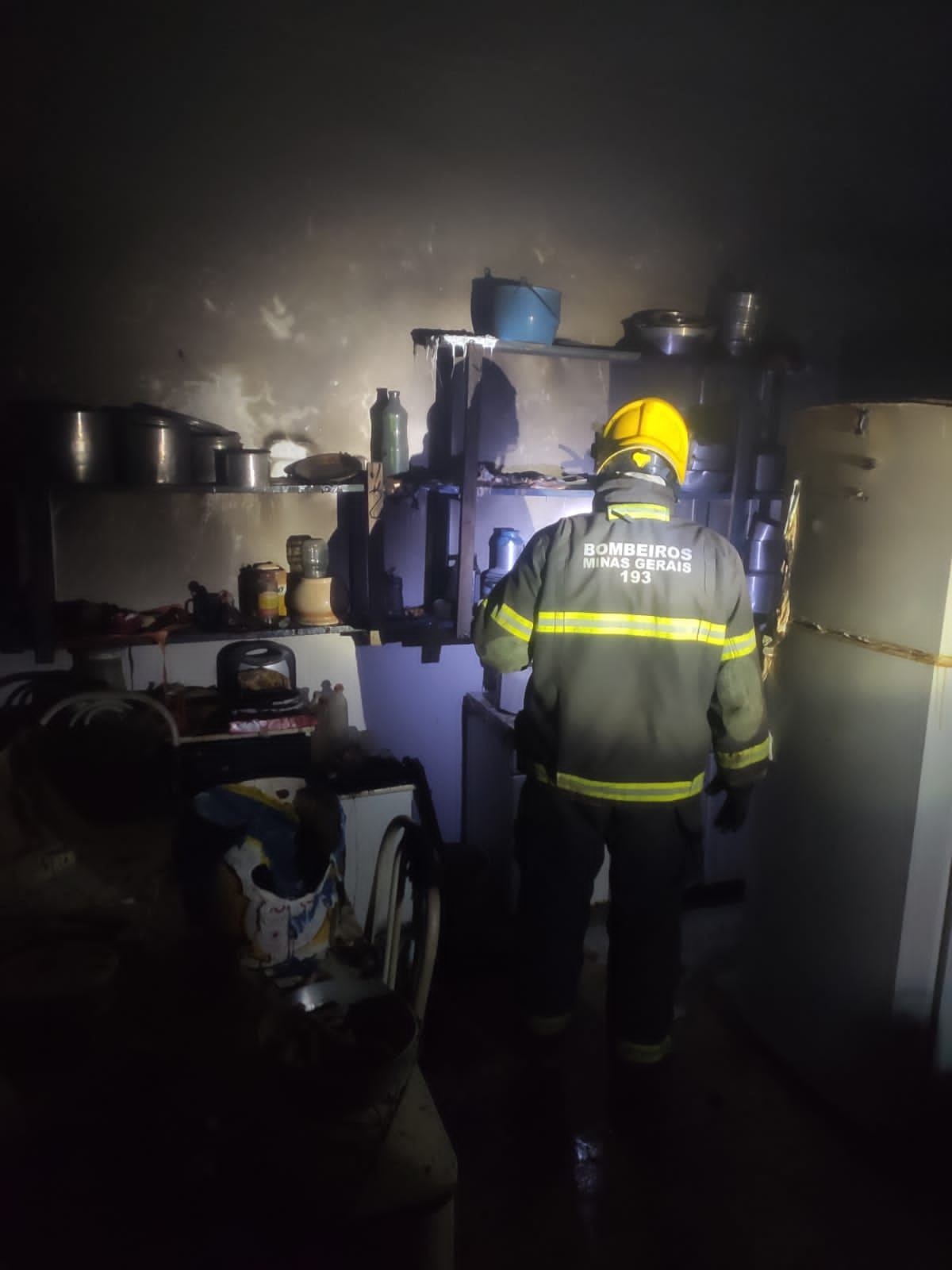 Casa pega fogo após mangueira de botijão romper
