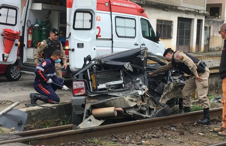 Minas: carro fica destruído e condutor sobrevive após batida com trem