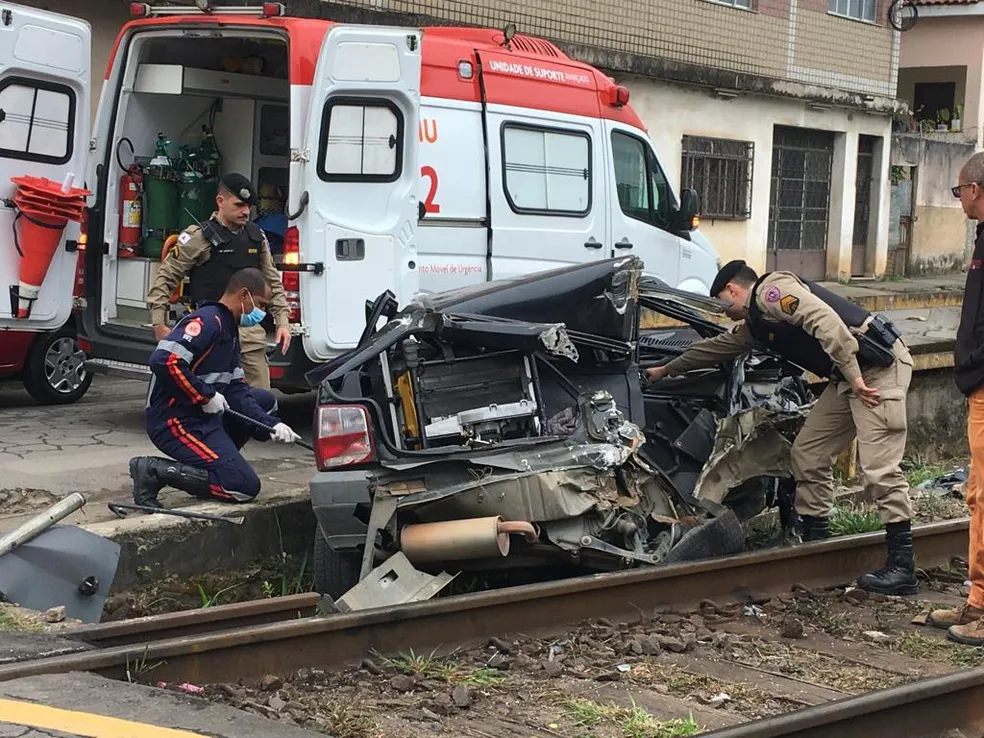 Minas: carro fica destruído e condutor sobrevive após batida com trem