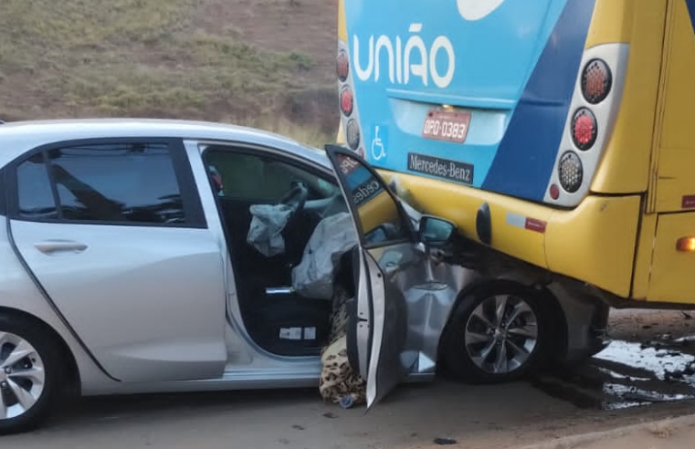 Carro de passeio colide com traseira de ônibus no Novo Silvestre