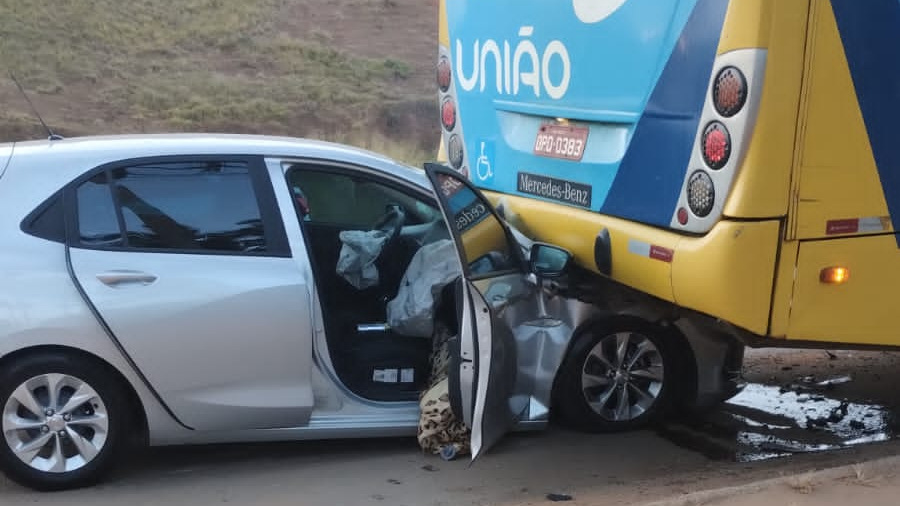 Carro de passeio colide com traseira de ônibus no Novo Silvestre