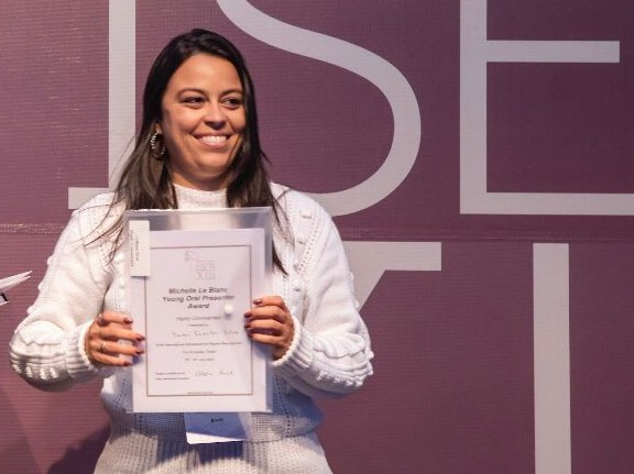 Professora da UFV é premiada em evento internacional de reprodução equina