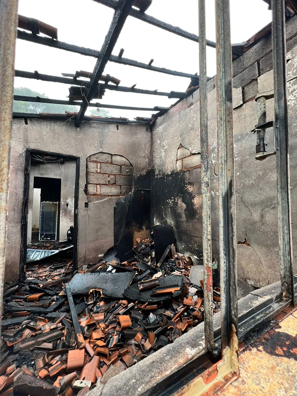 PM resgata homem que havia ficado paralisado durante incêndio em sua casa