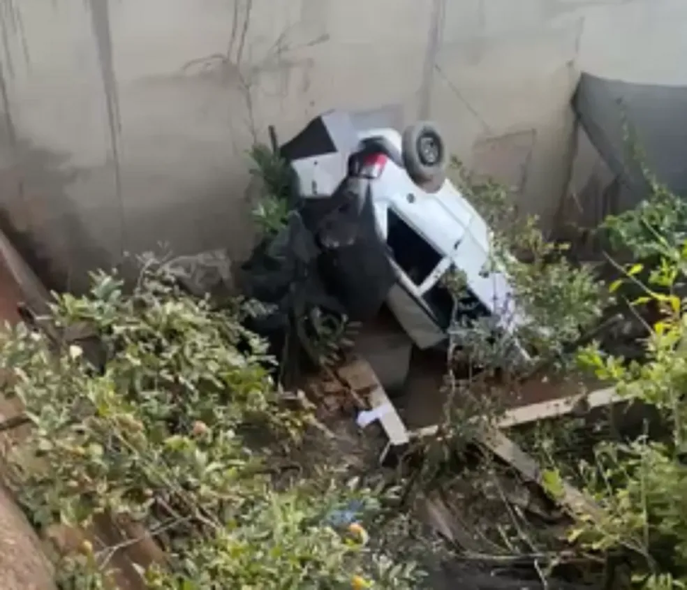 Motorista sobrevive após carro despencar de barranco e cair em quintal de casa