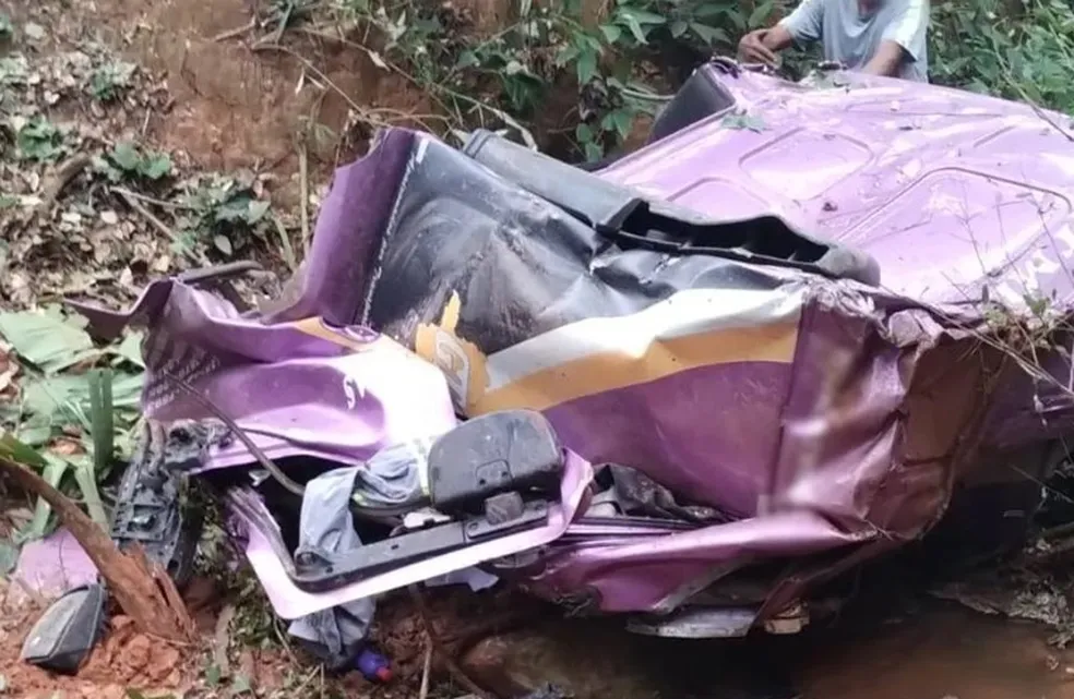 BR-116: carreta cai de ponte de 100 metros e motorista morre
