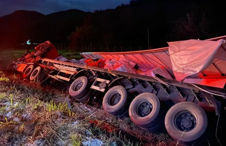 BR-116: grave acidente entre três carretas deixa motorista morto
