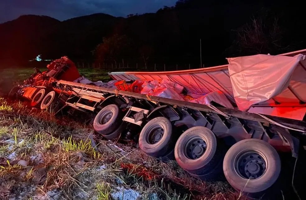 BR-116: grave acidente entre três carretas deixa motorista morto