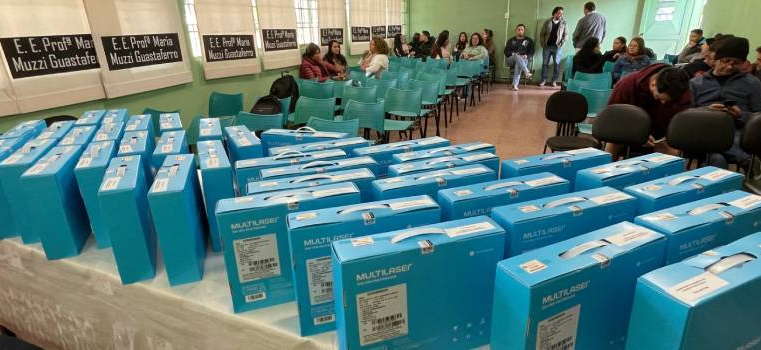 Professores do ensino médio da rede estadual já estão recebendo Chromebooks