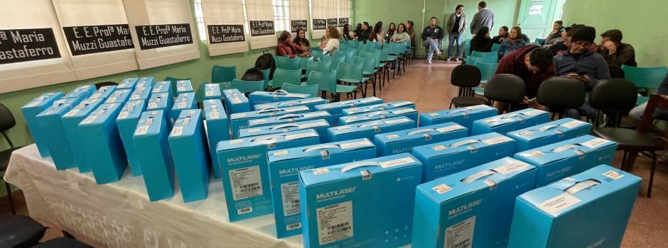Professores do ensino médio da rede estadual já estão recebendo Chromebooks